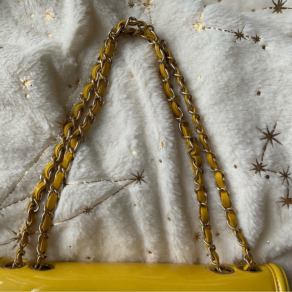 CHANEL REISSUE EAST WEST YELLOW PATENT LEATHER BAG - Picture 4 of 16